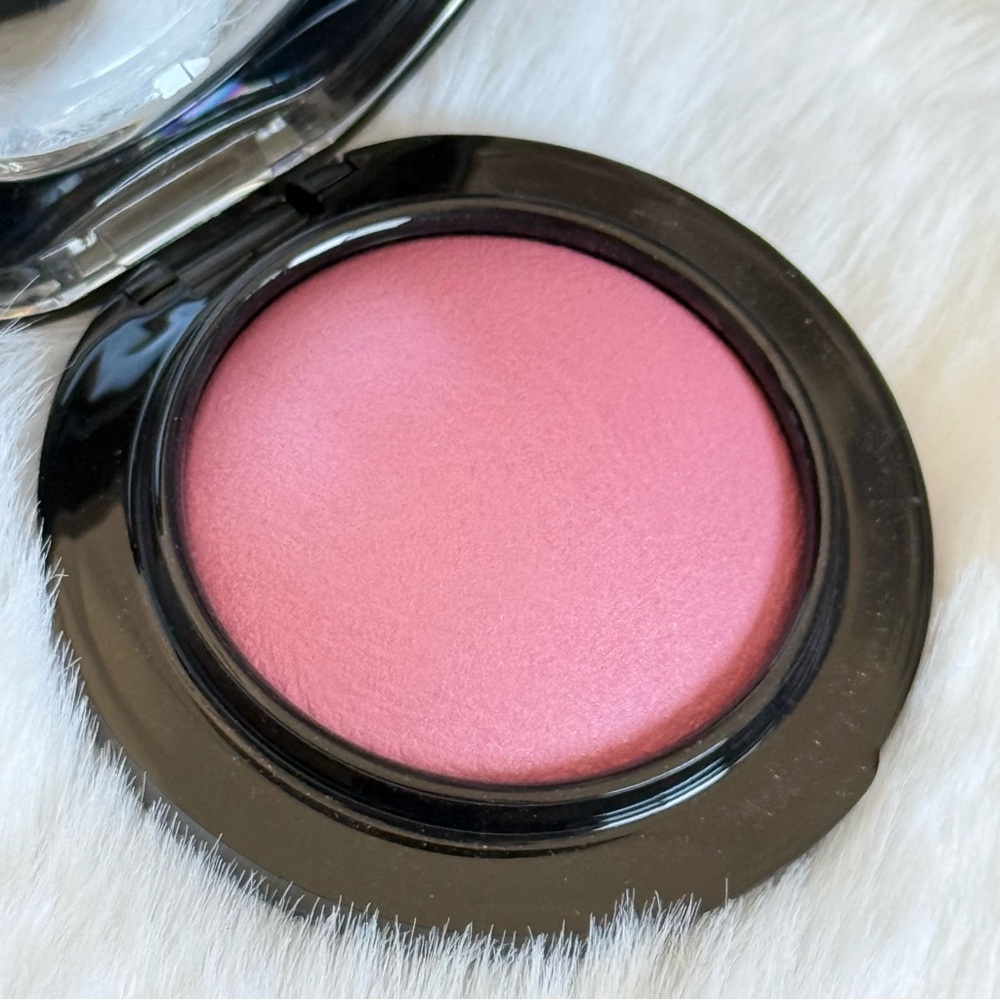 NIB MAC Mineralize Blush| shade: Gentle - Picture 3 of 5